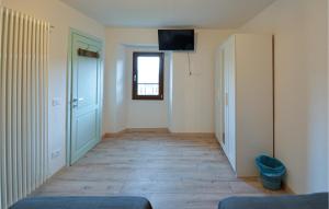 a room with a hallway with a door and a window at Awesome Home In Burzanella With Wifi And 4 Bedrooms 