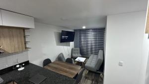 a small kitchen with a table and chairs in a room at 026 Hills in Dosquebradas