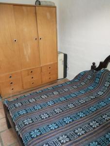 1 dormitorio con 1 cama con tocador de madera en Departamento Zona Norte en Córdoba