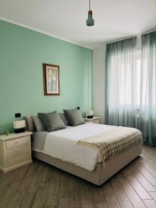 a bedroom with a large bed with blue walls at Wasi edy in Turin