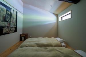 Giường trong phòng chung tại 古民家宿THYME（タイム）