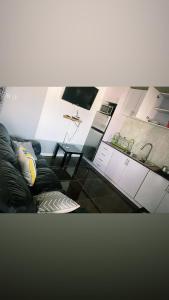 ein Wohnzimmer mit einer schwarzen Couch in einem Zimmer in der Unterkunft The Gulch in Douala