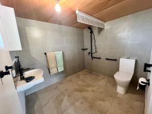 a bathroom with a toilet and a sink at Aquila Eco Retreat in Richmond