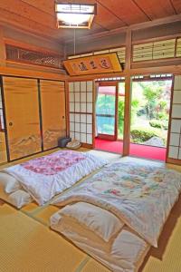 una camera con un grande letto di 日本庭園古民家　飯田屋　Traditional experience iidayajapan a Yokohama