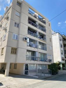un edificio de apartamentos con balcones en un lateral en Peaceful 2 bedroom Flat en İncirli