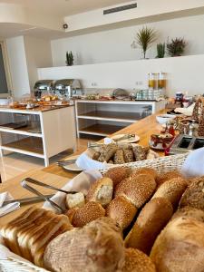 een bos brood en gebak op een tafel in een keuken bij Belvedere Hotel in Kalamata