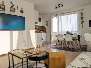 ein Wohnzimmer mit einem Sofa und einem Tisch in der Unterkunft Cozy Peacefull Apartment with amazing view in Stara Sagora
