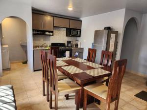 a kitchen and dining room with a table and chairs at Nuevo Departamento en el Centro de Cananea in Cananea