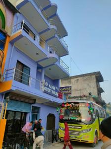 un bus garé devant un bâtiment dans l'établissement Kavre Guest House, à Rummindei