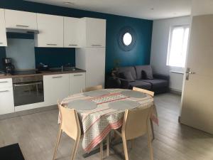 a kitchen and dining room with a table and chairs at La petite maison des gîtes de Joséphine in Saint-Dyé-sur-Loire