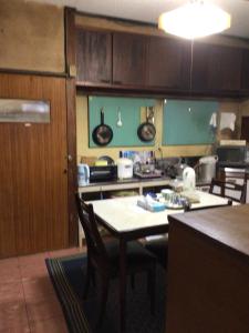 una cucina con tavolo, sedie e piano di lavoro di 桃源郷２ a Toba