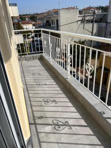przejście z graffiti na boku budynku w obiekcie CASA MILITOU-NEA FILADELFIA w Atenach