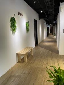 台北的住宿－森浩文旅，墙上挂着长凳和植物的走廊