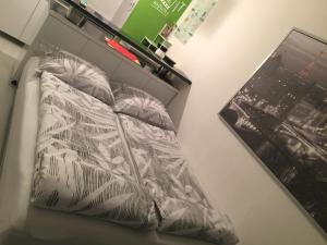 łóżko w pokoju ze zdjęciem na ścianie w obiekcie Studio Apartment Vanda w mieście Umag