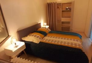 1 dormitorio con 1 cama grande y 2 mesitas de noche en Le Nid - Amboise gîte semi troglodyte, en Amboise