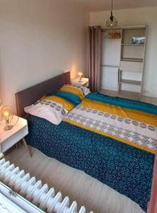 1 dormitorio con 1 cama grande y 1 mesa en Le Nid - Amboise gîte semi troglodyte en Amboise