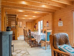 Posezení v ubytování Le Chalet au vieux vignoble avec espace Sauna et Jacuzzi
