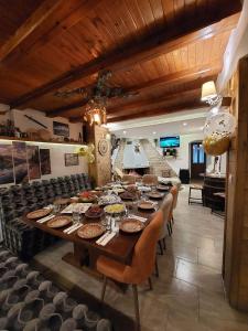 una mesa larga en una habitación grande con sillas y mesa en NIKI HOUSE, en Bansko