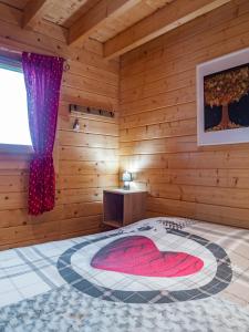 Postel nebo postele na pokoji v ubytování Le Chalet au vieux vignoble avec espace Sauna et Jacuzzi