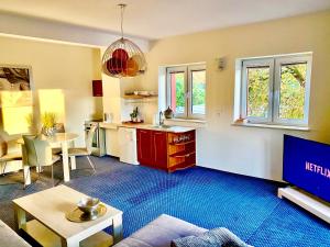 Kuchyňa alebo kuchynka v ubytovaní LAS SŁUPSKI PREMIUM BUSINESS APARTAMENT NR 7 Wifi Netflix Smart TV50 two bedrooms two extra large double beds up to 6 people full pleasure quality stay
