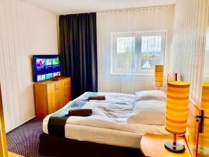 Giường trong phòng chung tại Słupsk forest PREMIUM HOTEL BUSINESS APARTAMENT M7 - Kaszubska street 18 - Wifi Netflix Smart TV50 - two bedrooms two extra large double beds - up to 6 people full - pleasure quality stay