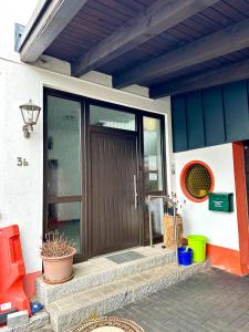 une porte d'entrée d'une maison avec dans l'établissement Pension Hubertus, à Bad Steben