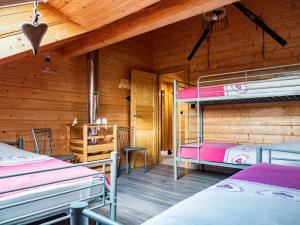 a room with two bunk beds in a cabin at Le Chalet au vieux vignoble avec espace Sauna et Jacuzzi in Bouxwiller