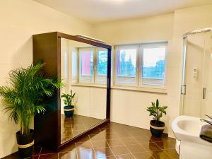 Kúpeľňa v ubytovaní LAS SŁUPSKI PREMIUM BUSINESS APARTAMENT NR 7 Wifi Netflix Smart TV50 two bedrooms two extra large double beds up to 6 people full pleasure quality stay + 14 fotografií
