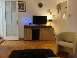 Televízia a/alebo spoločenská miestnosť v ubytovaní Sweet apartman Maša