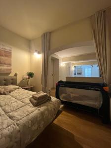 una camera con un letto e un grande specchio di Maison del Ducato Cavour 37 a Parma