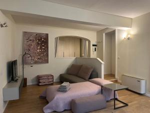 - un salon avec un lit et un canapé dans l'établissement Maison del Ducato Cavour 37, à Parme