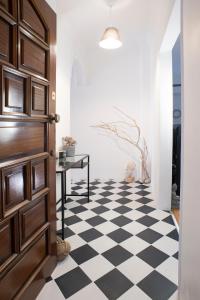 un pasillo con suelo a cuadros en blanco y negro en Spacious 82 m2 Two Bedroom classy apartment near City Center, en Tesalónica