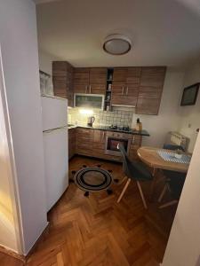 Kuchyňa alebo kuchynka v ubytovaní Sweet apartman Maša