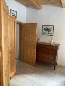 una camera con porta in legno e comò in legno di CasaBleiberg - Garten Apartment - Naturpark Dobratsch a Bad Bleiberg