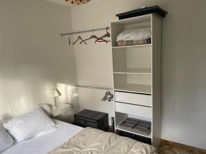 ステラ・プラージュにあるStella appartementのベッドルーム(ベッド1台、本棚付)