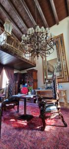 una sala da pranzo con tavolo e lampadario pendente di Faqra Palace a Kfardebian