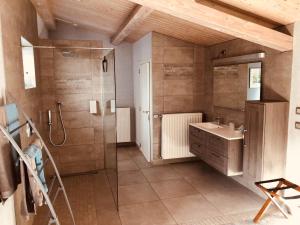 La grande salle de bains est pourvue d'une douche et d'un lavabo. dans l'établissement Appart Hotel Au Pied de Vigne, à Vresse-sur-Semois