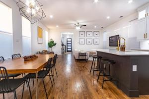 uma cozinha e sala de estar com mesa e cadeiras em Beautiful Contemporary 4BR near Downtown Dallas em Dallas