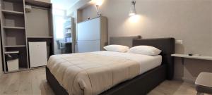 バーリにあるNitto Houseのベッドルーム(白いシーツを使用した大型ベッド1台付)