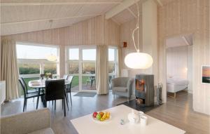 - un salon avec une table à manger et une cheminée dans l'établissement Friedrichskoog-Strandpark 16, à Friedrichskoog