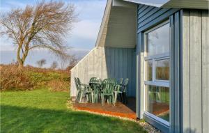 d'une terrasse avec des chaises et une table sur le côté de la maison. dans l'établissement Friedrichskoog-Strandpark 16, à Friedrichskoog 25 autres photos