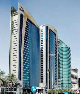 un groupe de grands bâtiments dans une ville dans l'établissement 4Leisure Suites DAMAC Esclusiva Towers, à Riyad
