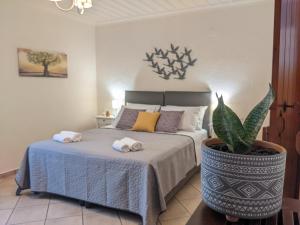 Ένα ή περισσότερα κρεβάτια σε δωμάτιο στο Fyllosia Villa Part of Cretan Retreat
