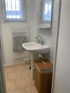 uma pequena casa de banho com um lavatório e uma janela em Maison bord du Thouet/ parking/ terrasse / fibre em Taizé
