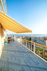 een balkon op een cruiseschip met uitzicht op de oceaan bij Sunset Rooftop in Genua