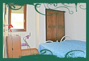 ガリポリにあるCasa Mareggiata Gallipoliのベッドルーム1室(ベッド1台、キャビネット、窓付)