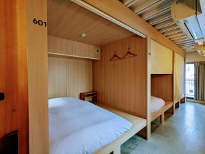 Postel nebo postele na pokoji v ubytování plat hostel keikyu asakusa station