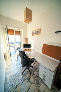 een kantoor met een bureau en een stoel bij Sunset Rooftop in Genua