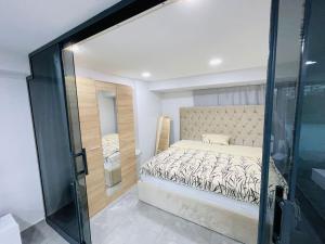 מיטה או מיטות בחדר ב-Loft mit Terrasse und Blick auf den Goldenen Horn.