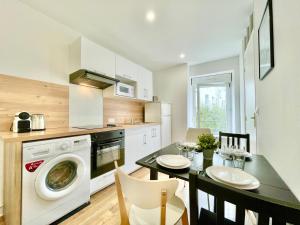 Kuchyňa alebo kuchynka v ubytovaní Brest - Le Gestin - Appartements - Lumineux - Tout Confort - Fibre Internet